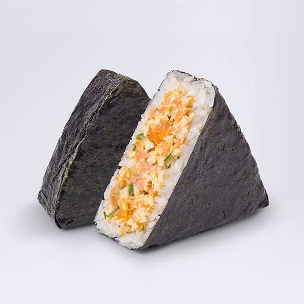 Онигири с лососем